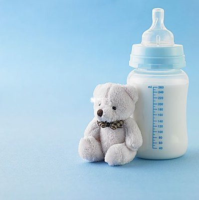 宝宝在一岁时需要戒掉奶瓶