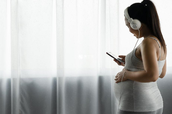 听音乐可以缓解孕妇情绪
